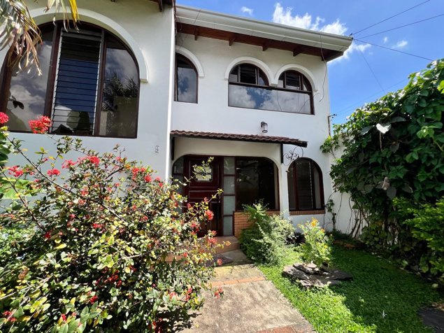 Venta de casa en Condominio en San Rafael de Escazú con inquilino en San Rafael, Escazú, San José — $238,000