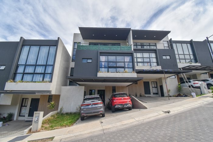 Casa en Condominio de 4 Habitaciones en Escazú in San Rafael, Escazú, San José — $519,000