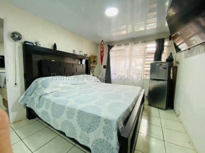 Venta | Casa de 5 habitaciones con apartamento independiente en Montes de Oca #26-1715 GS en San Rafael, Montes De Oca, San José — $200,431
