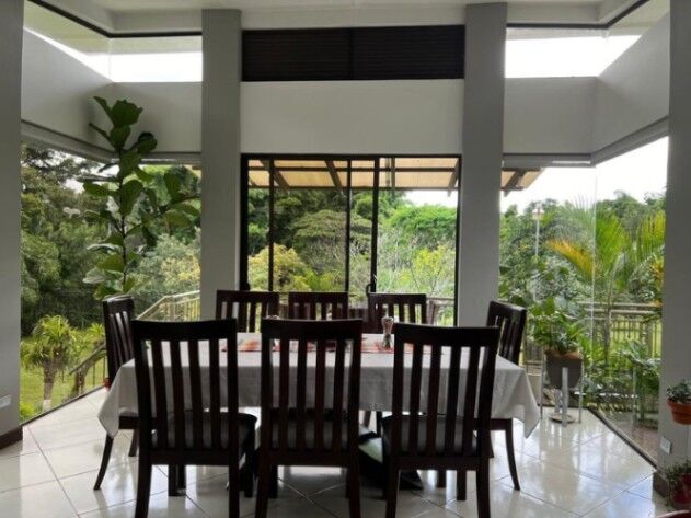 Hermosa casa de lujo de dos pisos con extensa área verde de patio y parqueo en San Pedro, Barva, Heredia — $890,000
