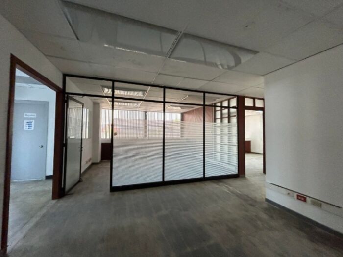 LOCAL PARA OFICINAS EN ALQUILER, SAN JOSÉ, US$2.500 Cod#25-910 in Carmen, San José — $2,500