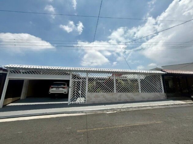 Casa de 306m2 venta Mercedes Norte de Heredia en Mercedes, Heredia — $320,000