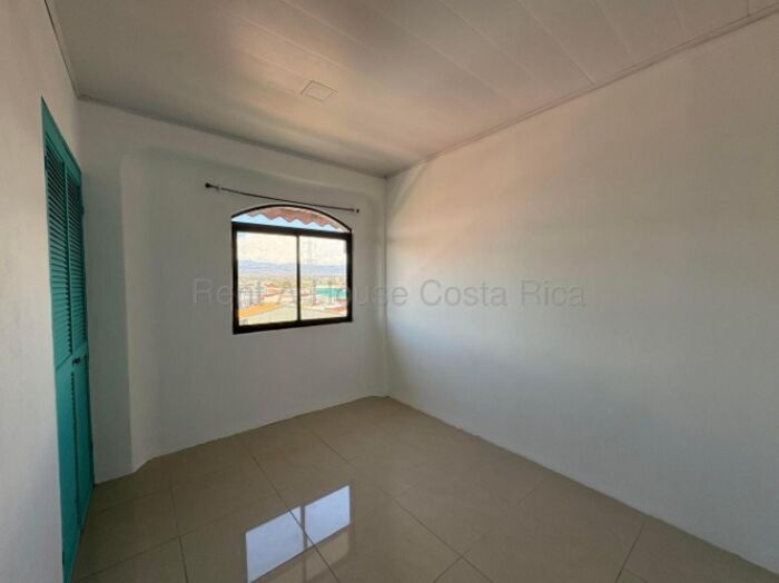Acogedor apartamento en condominio con 2 parqueos cerca de servicios #26-1624 GS en Cinco Esquinas, Tibás, San José — $84,000