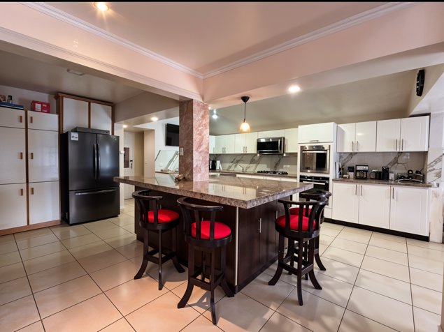 VENTA DE CASA AMPLIA CON 5 APARTAMENTOS – SAN RAMÓN, LA UNIÓN in San Ramón, La Unión, Cartago — $480,000 - Photo 3 of 14