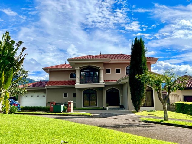 Hermosa Casa en Colinas de Montealegre Curridabat precio Oportunidad in Curridabat, San José — $875,000