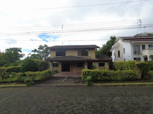 Amplia y Cómoda Casa en Venta en Goicoechea, San José. en Mata de Plátano, Goicoechea, San José — $460,000
