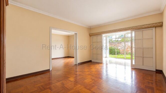 Venta de casa de un nivel con uso mixto y amplio terreno en San José #27-167 GS in Carmen, San José — $850,000