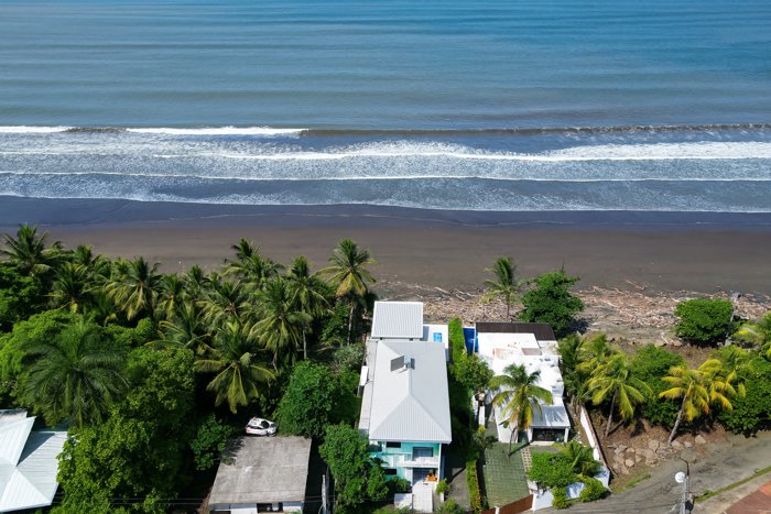 En Playa Tivives, Casa frente al Mar con piscina para Alquiler. en Caldera, Esparza, Puntarenas — $4,000 - Foto 2 de 15