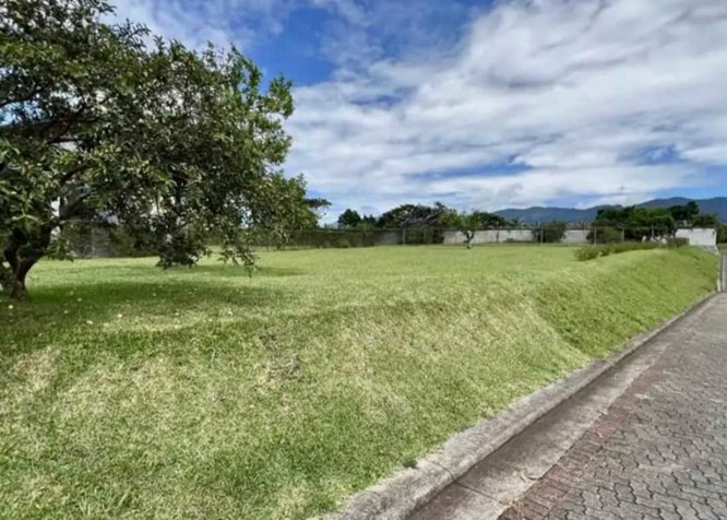 VENDO HERMOSO LOTE PLANO ESQUINERO EN RESIDENCIAL PRIVADO en Santo Domingo, Heredia — ₡ 160 000 000