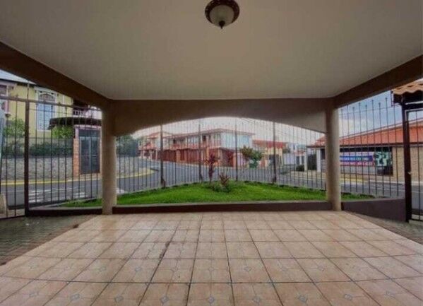 Se vende espaciosa casa con jardín en San Francisco Heredia 24-1442 en San Francisco, Heredia — $400,000