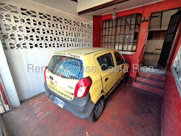 VENTA DE CASA MÁS LOCAL. PROPIEDAD ESQUINERA EN EXCELENTE PUNTO. en Gravilias, Desamparados, San José — ₡ 75 000 000