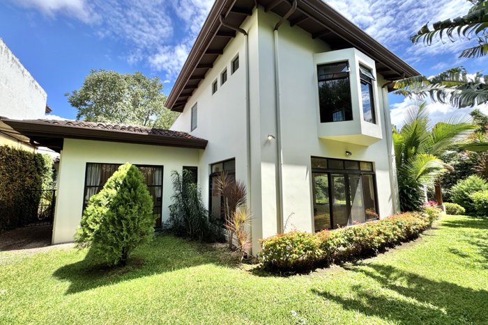 Alquiler de casa en residencial cerrado en Guachipelín de Escazú en San Rafael, Escazú, San José — $4,000 - Foto 2 de 47