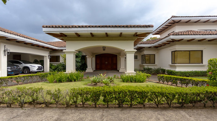 VENTA O ALQUILER  DE CASA EN CONDOMINIO BOSQUES DE LINDORA in Pozos, Santa Ana, San José — $899,000