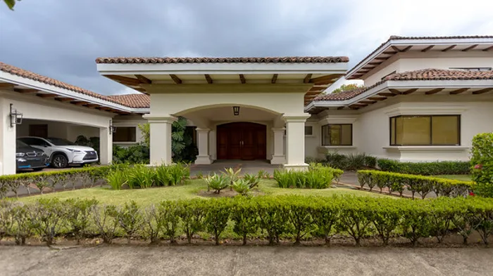 VENTA O ALQUILER  DE CASA EN CONDOMINIO BOSQUES DE LINDORA en Pozos, Santa Ana, San José — $899,000