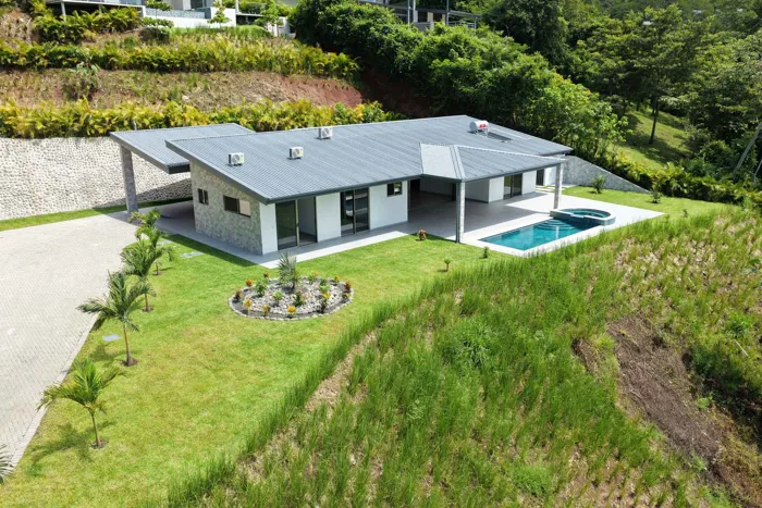 Casa Nueva de Una Planta en Venta, Atenas – Vistas Panorámicas en Jesús, Atenas, Alajuela — $735,000 - Foto 2 de 48
