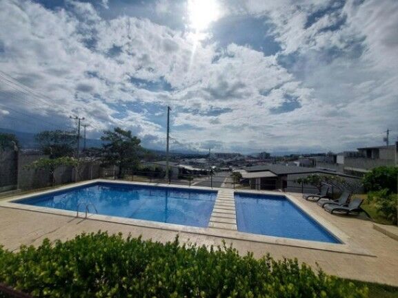 Se alquila espaciosa casa en condominio Heredia Park 26-46 in Ulloa, Heredia — $1,200