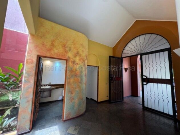 CASA EN VENTA EN SANTA ANA SAN JOSÈ en Pozos, Santa Ana, San José — $900,000