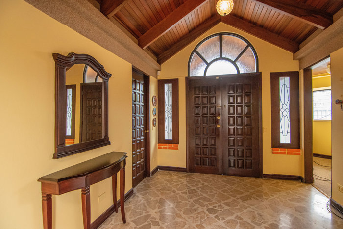 VENTA DE CASA, SAN JOSÉ, MORAVIA, LOS COLEGIOS en San Vicente, Moravia, San José — ₡ 286 000 000