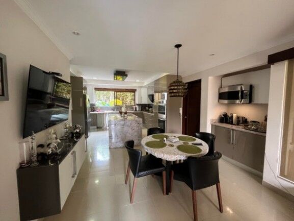 Se vende casa con patio y piscina en condominio de Santa Ana 25-1961 in Santa Ana, San José — $1,750,000