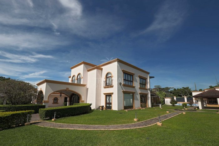 Casa de Lujo en Venta en Pinares de Curridabat – Elegancia Moderna en Sánchez, Curridabat, San José — $1,900,000