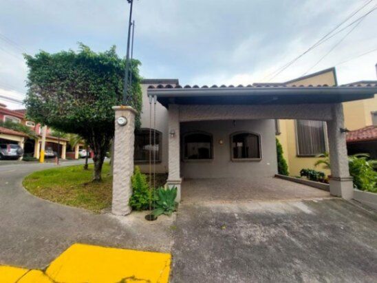 Se vende casa esquinera con patio en San Francisco Heredia 25-2038 en San Francisco, Heredia — ₡ 107 000 000