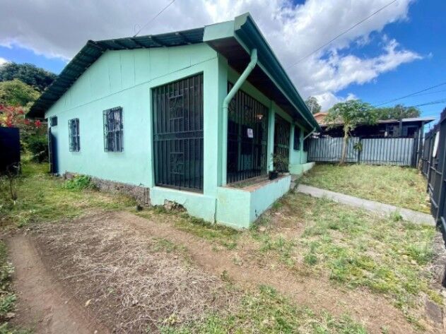 Venta de Casa en Pleno Corazón de Escazú / Mls. 25-1306 OFC JB in Escazú, San José — $281,000