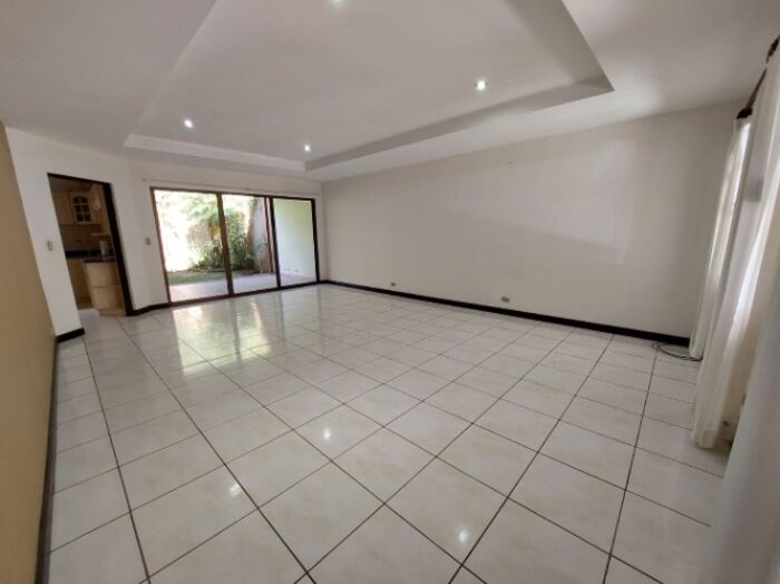 VENTA AMPLIA CASA DE 1 PLANTA RESIDENCIAL SANTA ANA 3 HAB+OFI en Pozos, Santa Ana, San José — $235,000