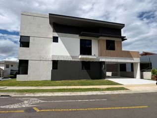 Moderna Casa en Venta en Ulloa Heredia - Photo 2 of 3