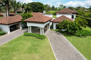Se vende lujosa casa en Monterán, Curridabat (FAU). in Granadilla, Curridabat, San José — $1,375,000 - Photo 3 of 28