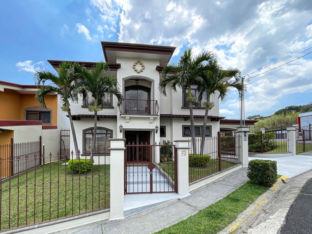 Home for sale in Costa Rica – Grecia in Grecia, Alajuela — $650,000