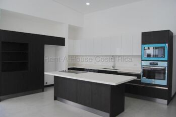 Se alquila casa en Piedades Santa Ana 26-2013 en Piedades, Santa Ana, San José — $2,000 - Foto 4 de 19