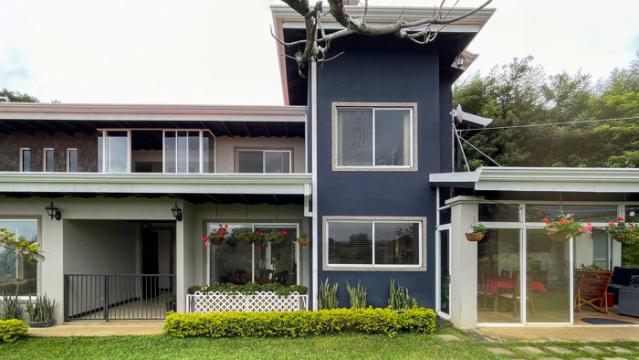 House for sale with large lots Grecia- San Isidro in Grecia, Alajuela — $380,000