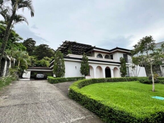 Se alquila moderna casa con patio y terraza en San Rafael Escazú 26-365 in San Rafael, Escazú, San José — $4,500