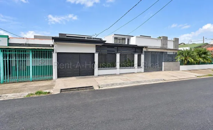 Venta de Casa Remodelada en Rohrmoser, San José. RAH 27-723 in Pavas, San José — ₡ 129 000 000 - Photo 2 of 18