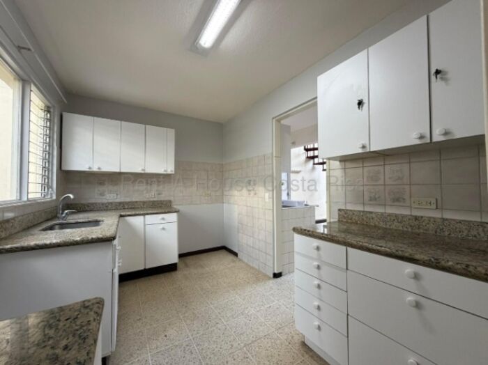 Casa de dos plantas en alquiler en Sabana Sur con patio y excelente ubicación urbana #26-1593 GS in Mata Redonda, San José — $1,500