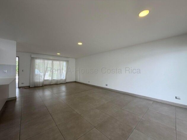 Se alquila casa en San Rafael Escazú 27-221 en San Rafael, Escazú, San José — $2,700