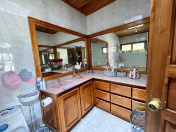 VENDO CASA EN RÍO ORO DE SANTA ANA. in Uruca, Santa Ana, San José — $800,000 - Photo 5 of 14