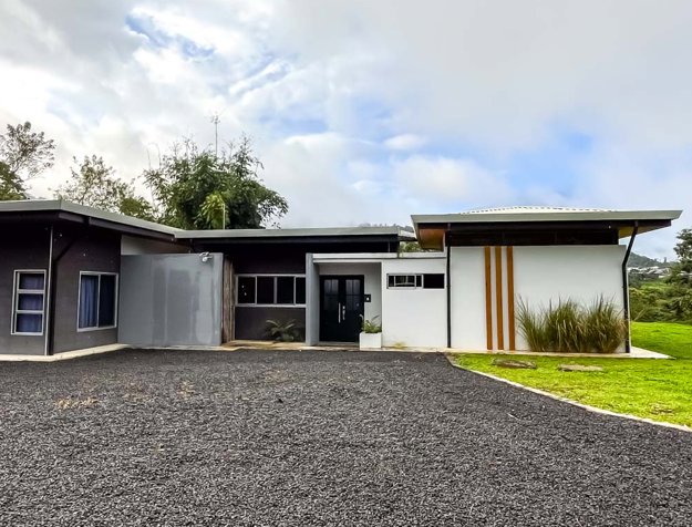 Casa Moderna en Venta Turrialba Terreno 5.000 m² Vistas Volcán in Turrialba, Cartago — $360,000