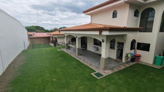 Se vende casa en Coyol, Alajuela #26-1800 en San Antonio, Alajuela — $468,000