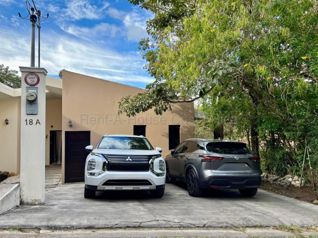 Venta de casa contemporánea con estudio independiente en Piedades de Santa Ana #26-1487 GS