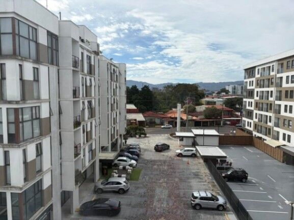 Viva en equilibrio perfecto entre tranquilidad y ciudad 26-1265 en San Juan, Tibás, San José — $188,000