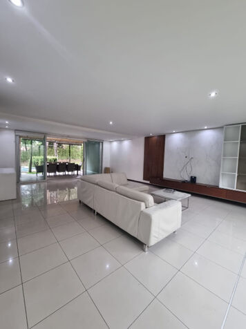 Casa de lujo en condominio cerca del centro de Santa Ana. en Santa Ana, San José — $3,900