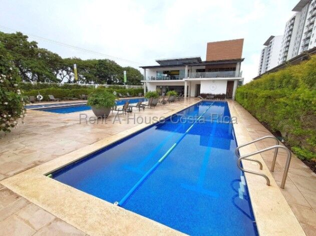 VENTA DE APARTAMENTO CON DOS PARQUEOS EN CONDOMINIO ALTAMIRA en Heredia — $200,000