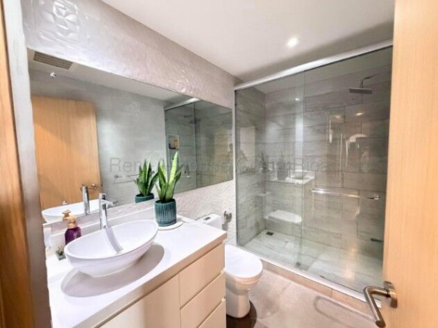 Venta de Apartamento en URBN Escalante. RAH 26-1783 in Carmen, San José — $179,000
