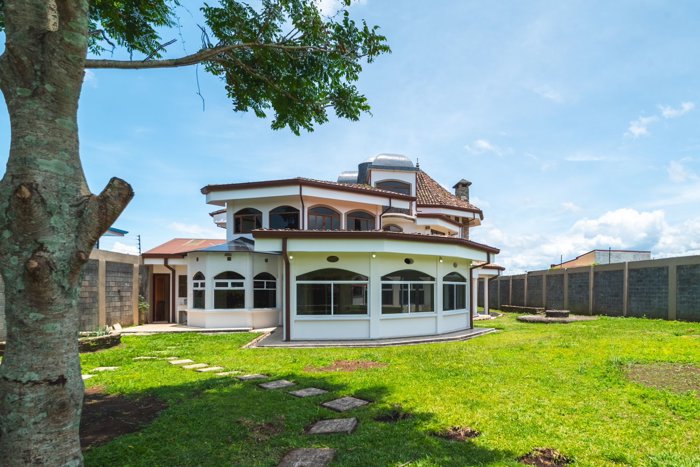 Venta de Hermosa Casa en San Isidro de Heredia in San Isidro, Heredia — $995,000 - Photo 3 of 32