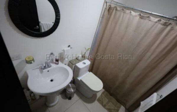 Alquiler de Apartamento en Lomas de Ayarco Sur-Curridabat. in Sánchez, Curridabat, San José — $1,100