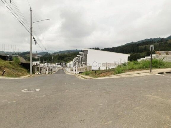 Hermoso lote esquinero en Condominio Puerto España en Aguacaliente, Cartago — ₡ 55 000 000