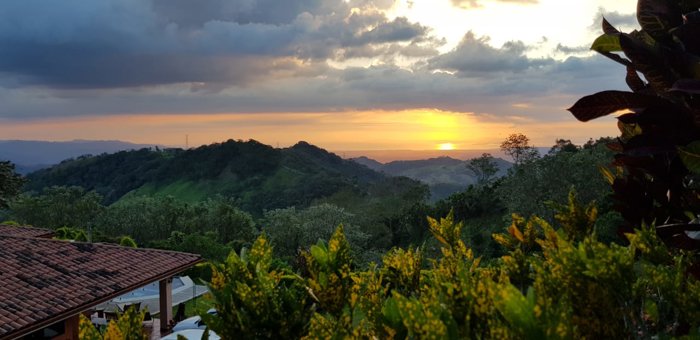 Grande casa vacacional se vende con vistas al Pacifico en Atenas in Atenas, Alajuela — $1,000,000 - Photo 2 of 35