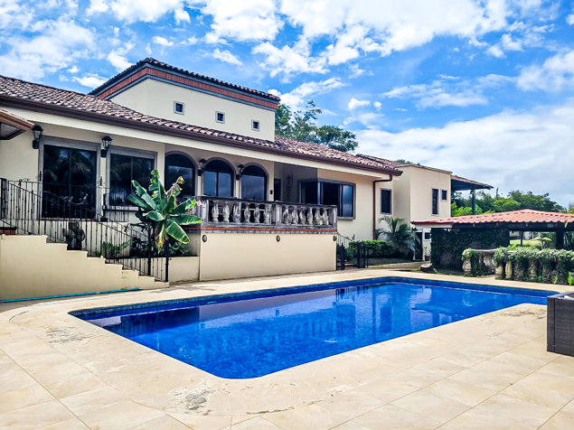 Propiedad Mediterránea con Espacio para la Familia y los Caballos in Turrúcares, Alajuela — $1,100,000
