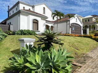 SE VENDE LUJOSA RESIDENCIA EN EXCLUSIVO CONDOMINIO EN CURRIDABAT en Curridabat, San José — $560,000 - Foto 2 de 47